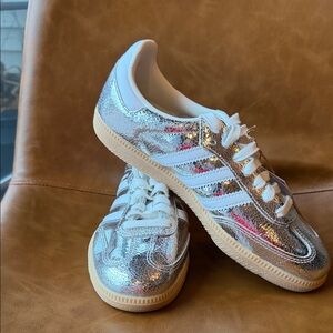 ADIDAS SAMBAS. NEVER WORN. NWT.  Silver and White Women's FUN FASHION SNEAKER.